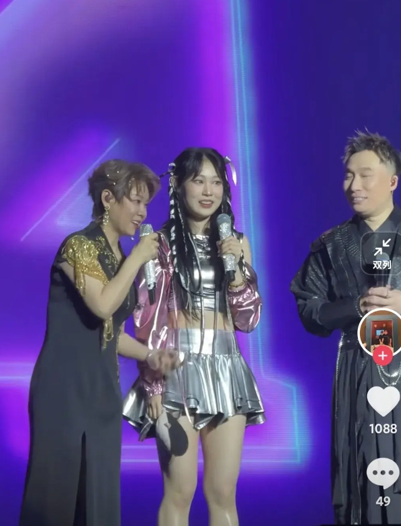 小沈阳女儿也出现在沈阳演唱会舞台上，沈佳润，身材高挑，皮肤白净，真是女大十八变越