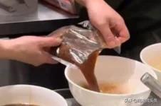 和府捞面又陷入“预制”争议了。有消费者吐槽，客单价三四十元，浇头、汤底却都是袋装