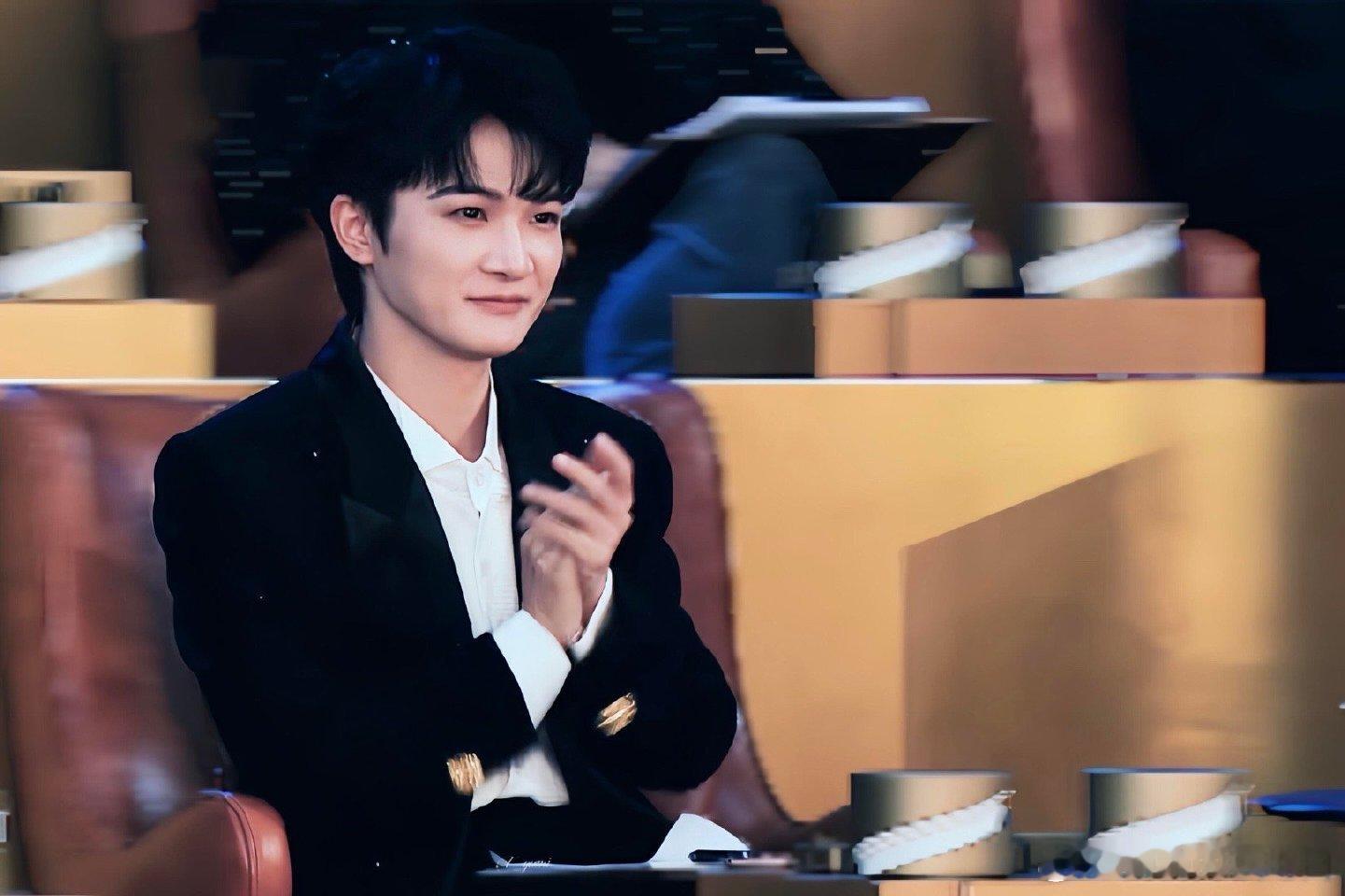 周深谈央视舞台初体验，直言是完全不一样的感受！从网络翻唱的初心到凭借实力作品出圈