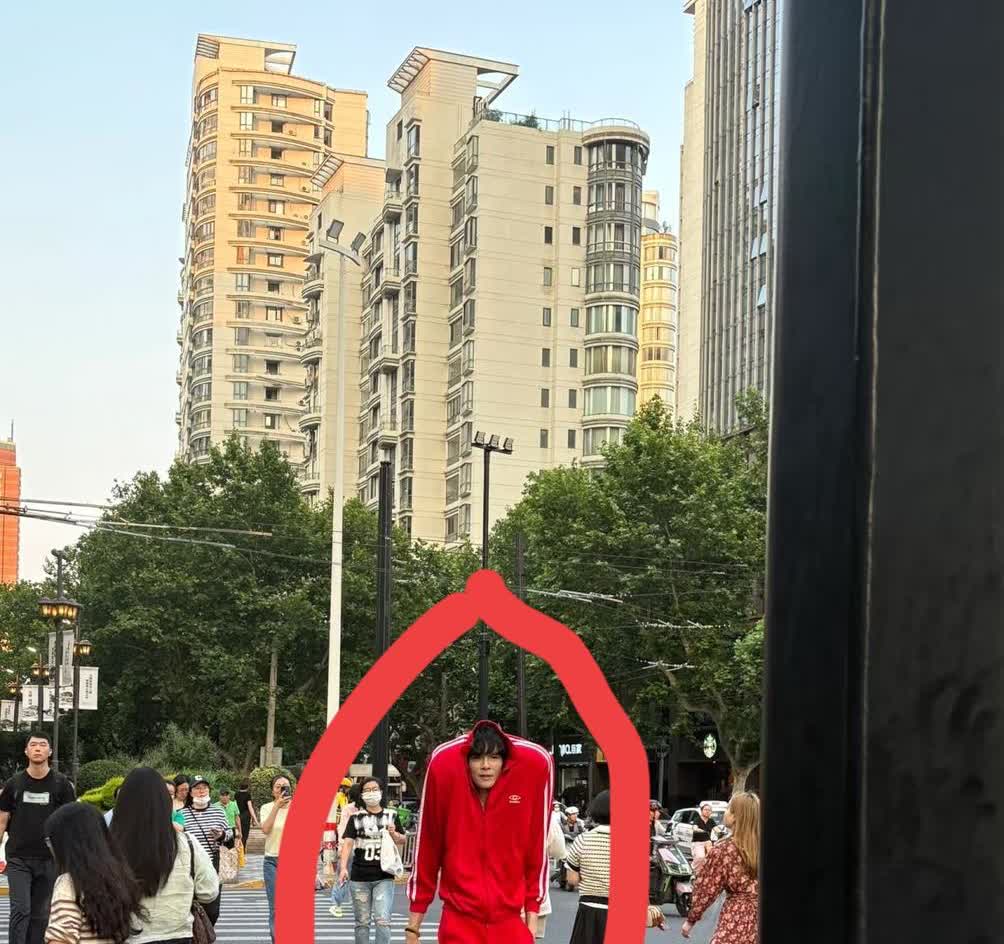 我终于知道为什么向太觉得周星驰不好笑了，原因很简单有这么个人天天搁家里，