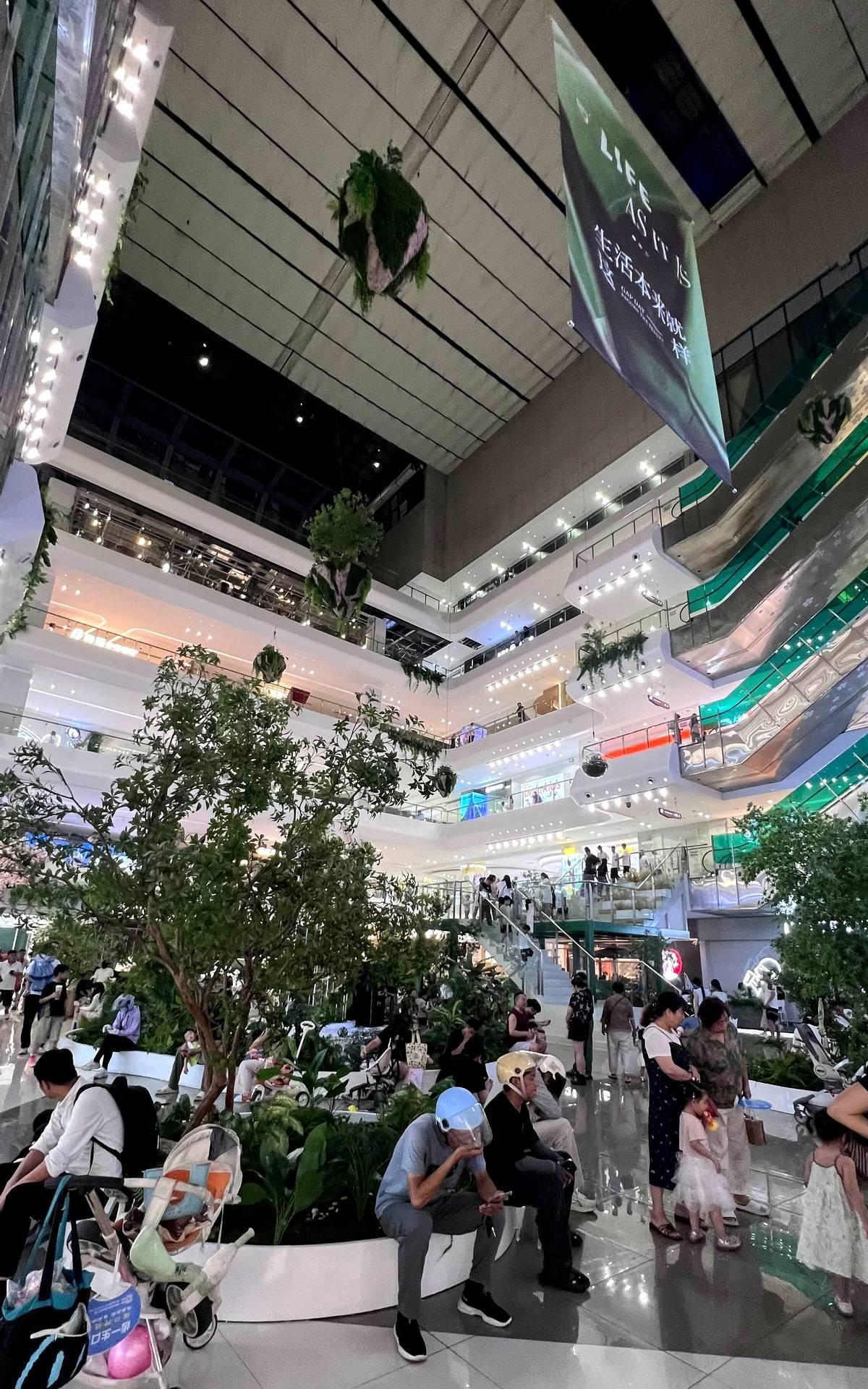 杭州临平万达广场开业于2021年12月12日，当天场面堪称“疯狂”。商场内外人