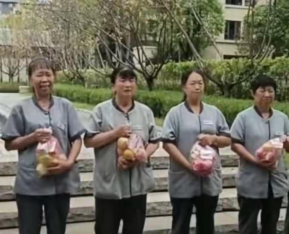 重庆一小区物业给保洁员发放中秋礼品，拍完照后收回？9月23日，重庆秀山一小