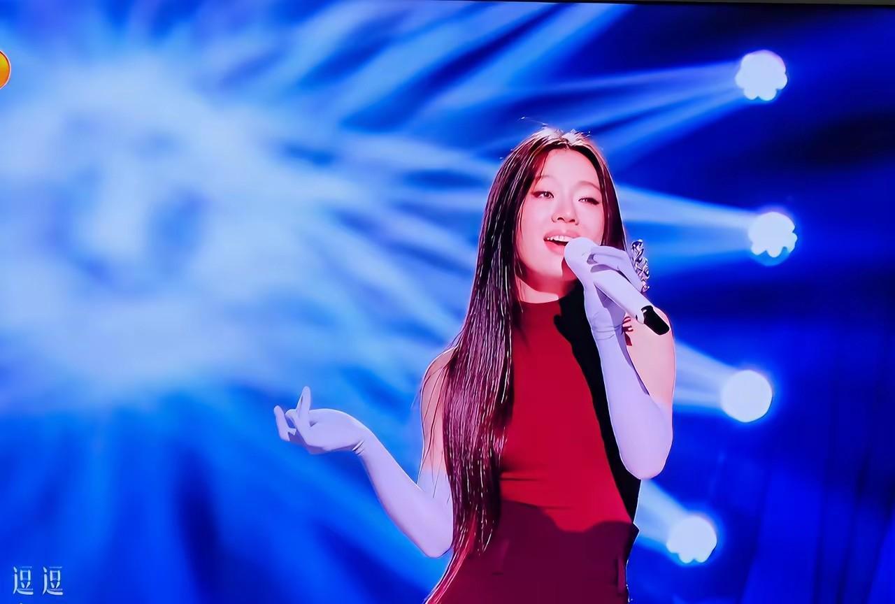 没有深刻的音乐思想和人生领悟，不可能明白单依纯唱这首《李白》究竟有多了不起。首