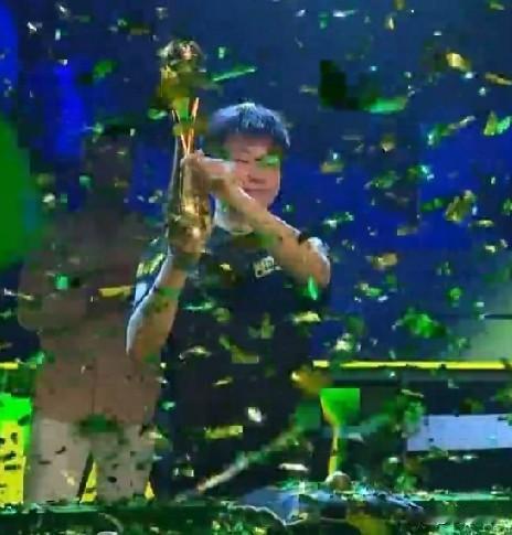 气势如虹！赵心童连胜世界第一、第三登顶。六个小时内：半决赛4：3逆转世界排名第