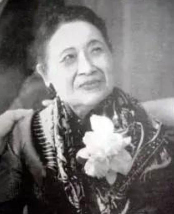 2003年，106岁的宋美龄在美国去世。伺候她26年的贴身厨子，在返台仅3个月后便自尽身亡。外界议论