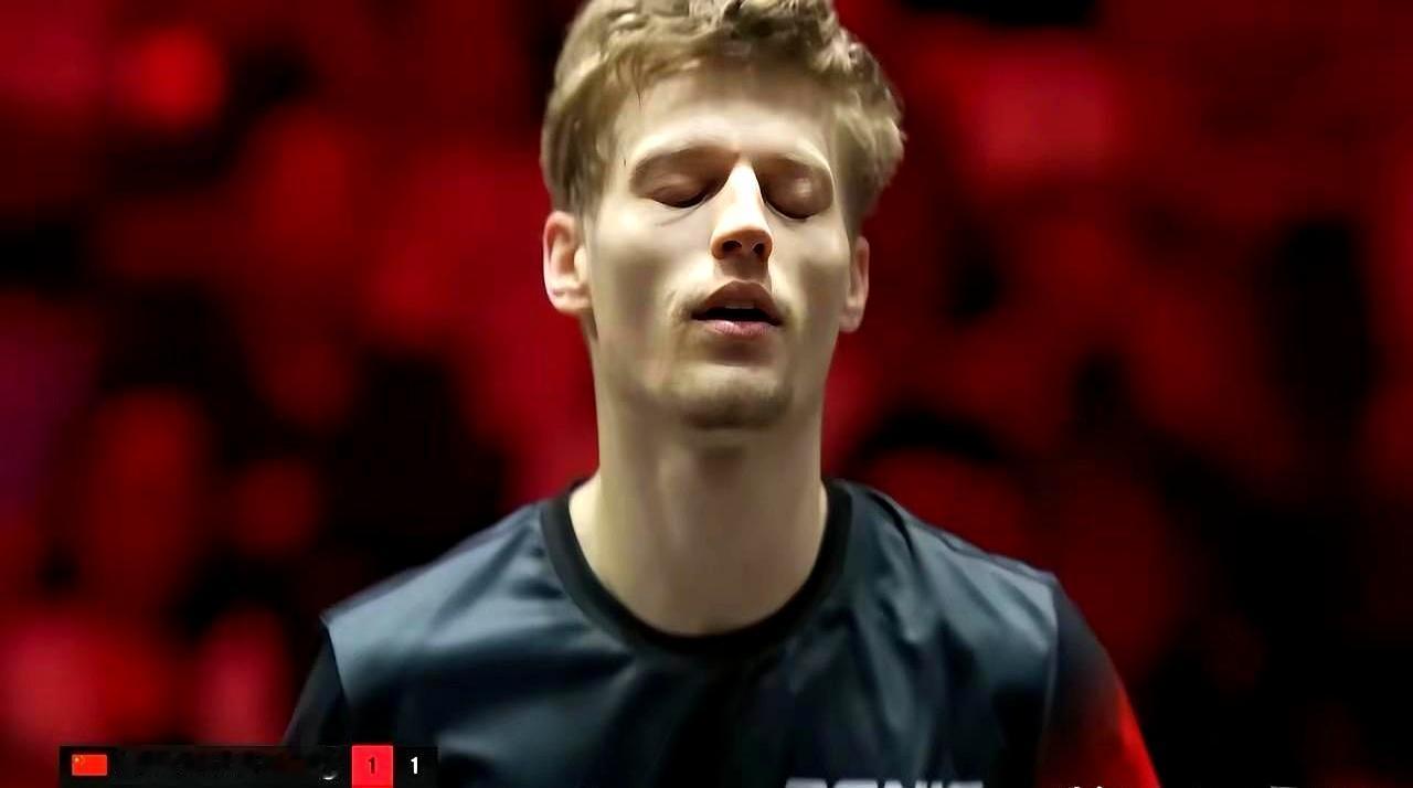 10-7领先，手握三个局点，他捂着脸在挡板边痛哭。这是新加坡大满贯最残酷的