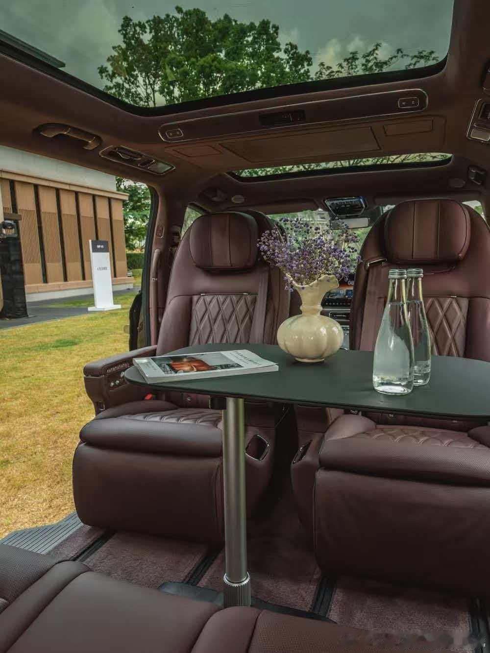 智界V9，这是真移动会客厅，关键是顶上还有块通透的大天窗！所有竞品，不管是MPV