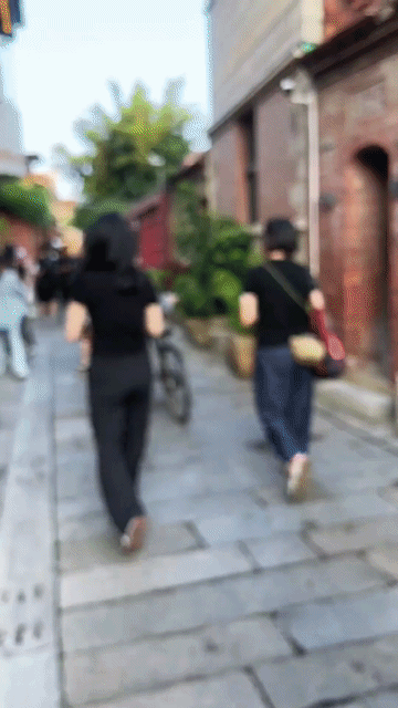 张云龙迎面走过来，谁都会心慌吧？张云龙这才是真正的路人视角，看着比在镜头前还帅，