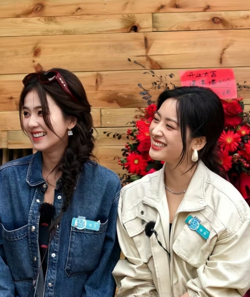 白鹿沈月互动白鹿沈月互动也太甜了吧，漂亮姐姐看漂亮妹妹