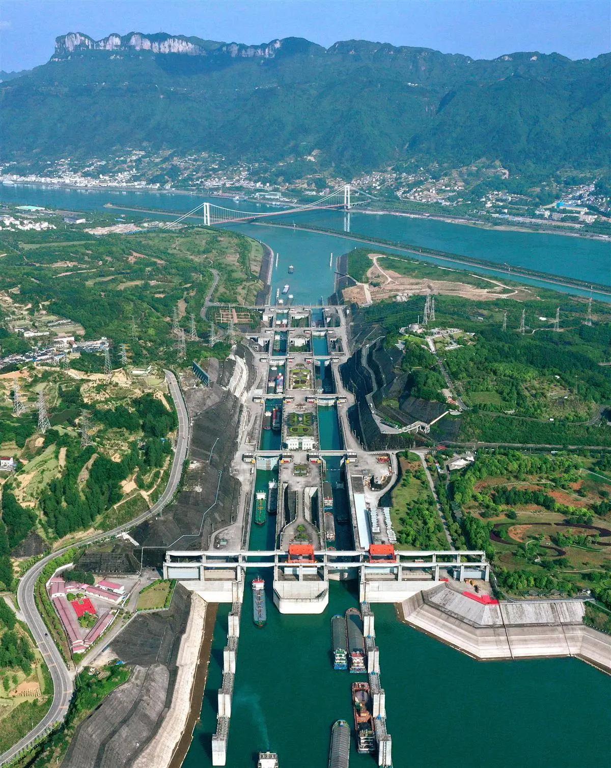 2200艘船排队8天，三峡砸772亿"补课"：当年嫌自己设计太激进，如今看太保守
