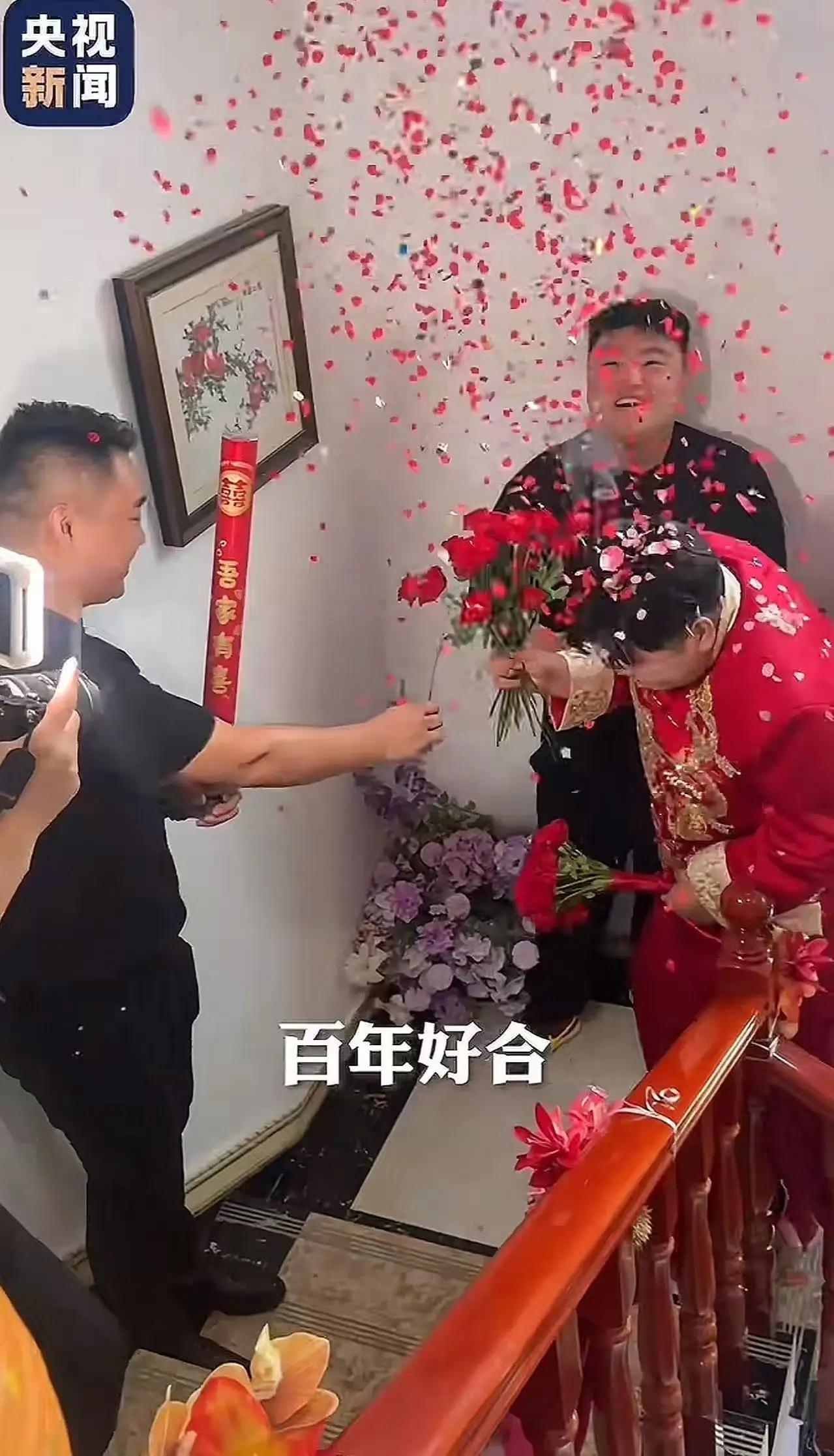 “这位丈母娘，登上央视新闻啦！”在江苏连云港，新郎上门接亲，心里早有会被堵门刁难
