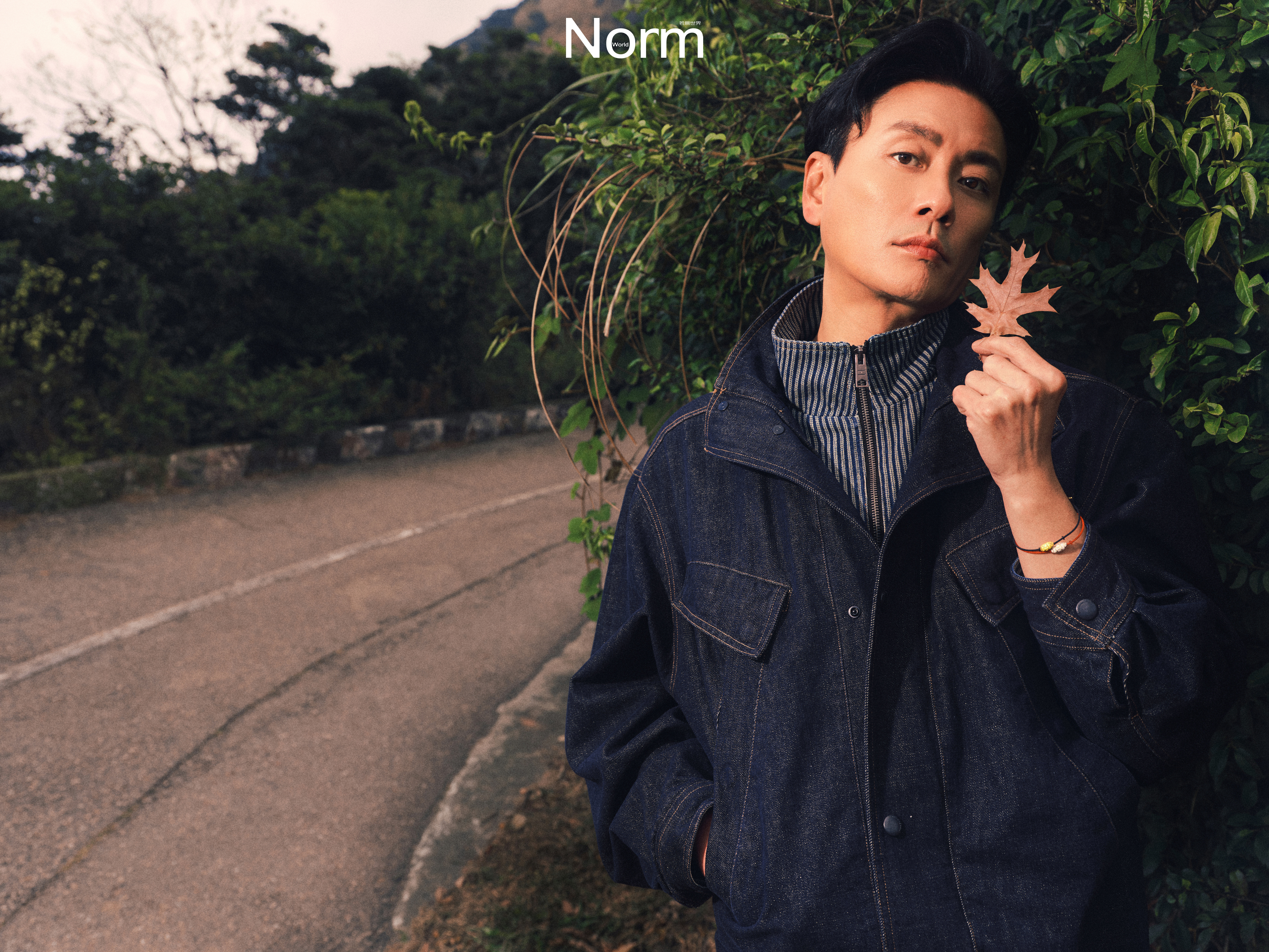 黄宗泽这套港味造型太对味了！深靛蓝水洗牛仔套装，复古质感拉满。视线下移，被他手腕