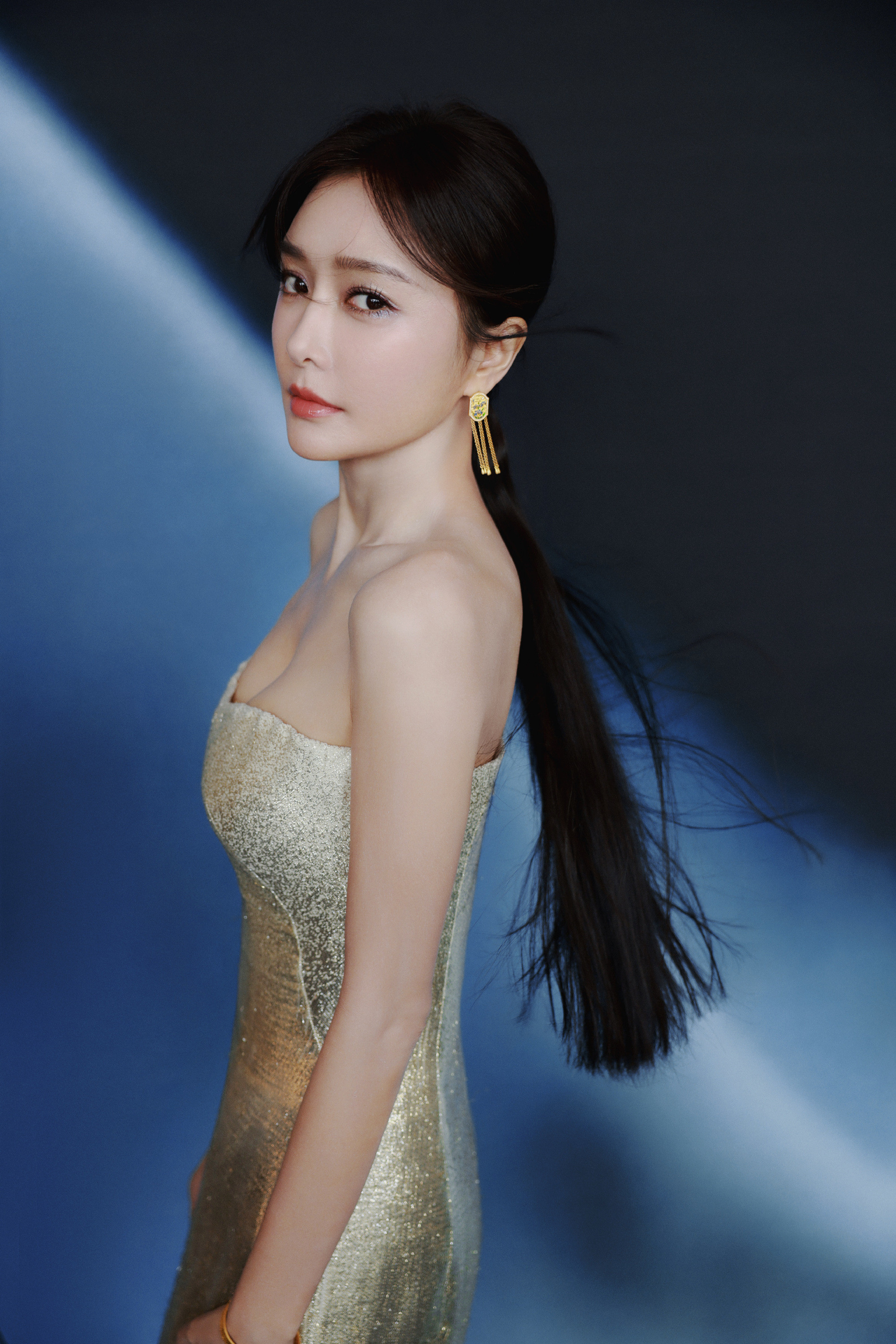 秦岚，长发的白月光姐姐，银妆大美真好看​​​