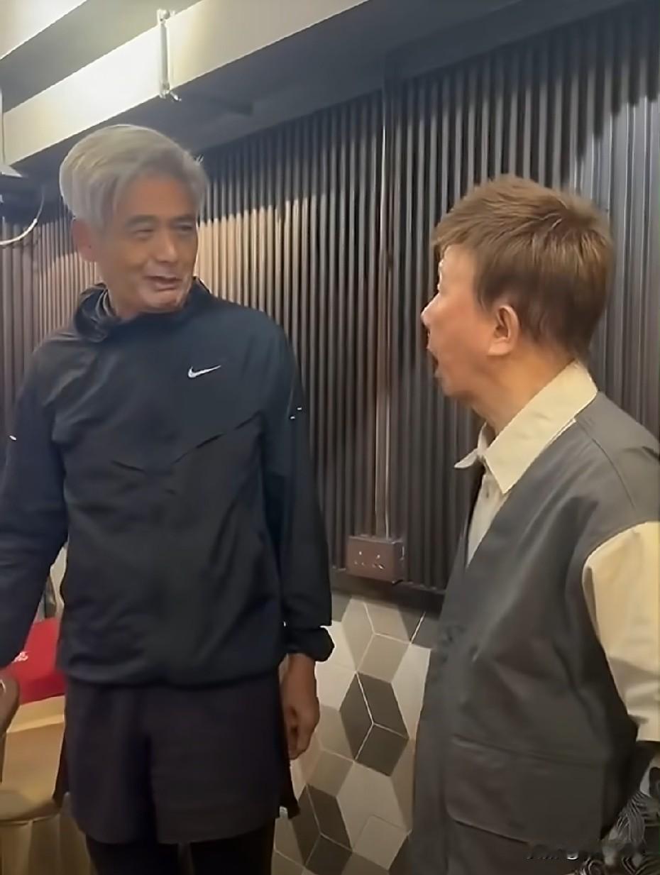 偶遇周润发，一头白发格外显眼。岁月不饶人，曾经意气风发的发哥，如今也慢慢老去了。