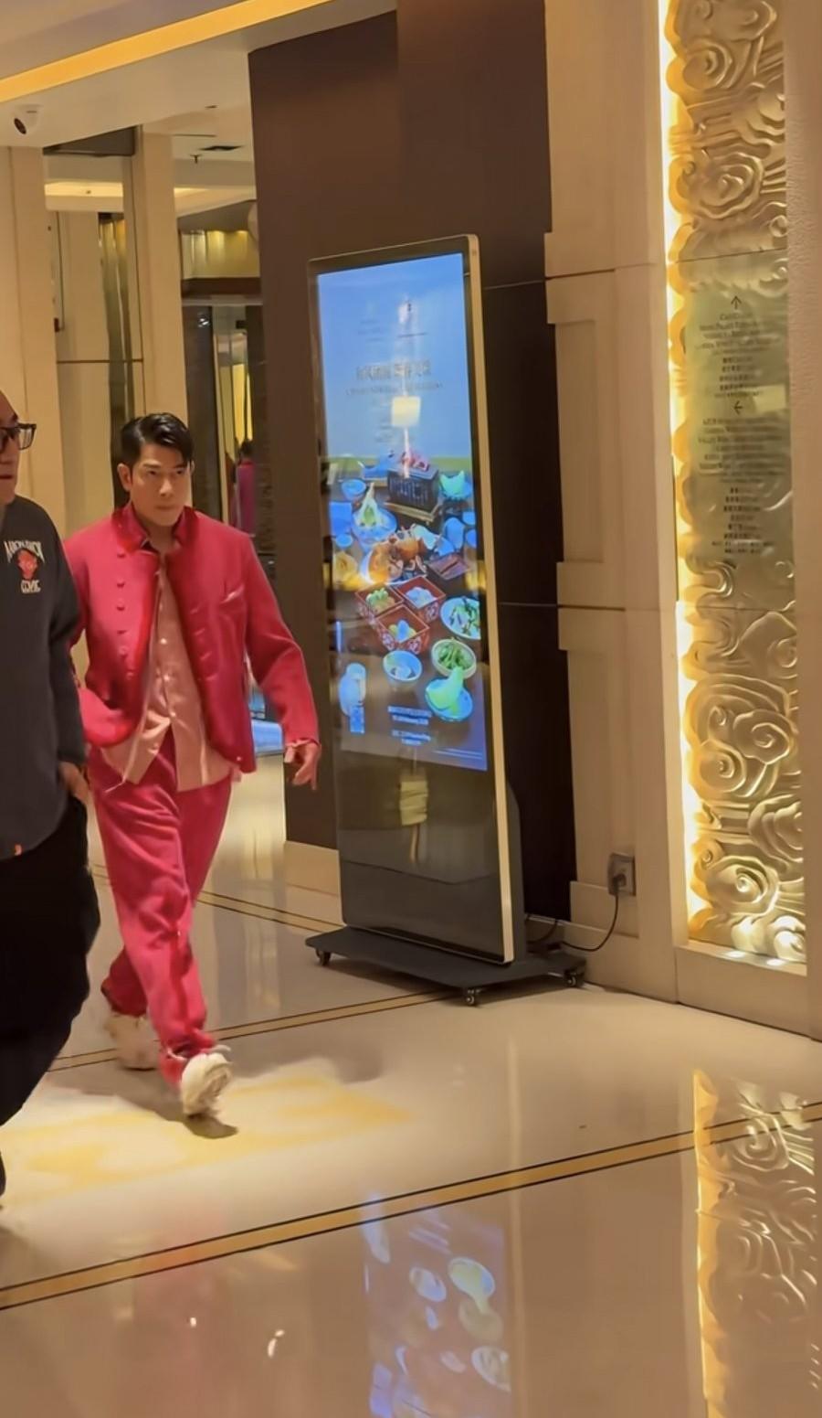 郭富城央视春晚备播路透曝光，穿了一身红色衣服之后，看着不是那么矮了！2月14