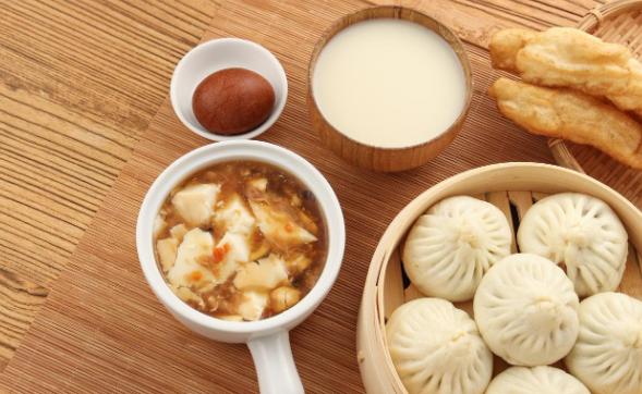 医生强调：若每天晚上都不吃主食，时间久了，身体会出现5个变化不少人为了控制体