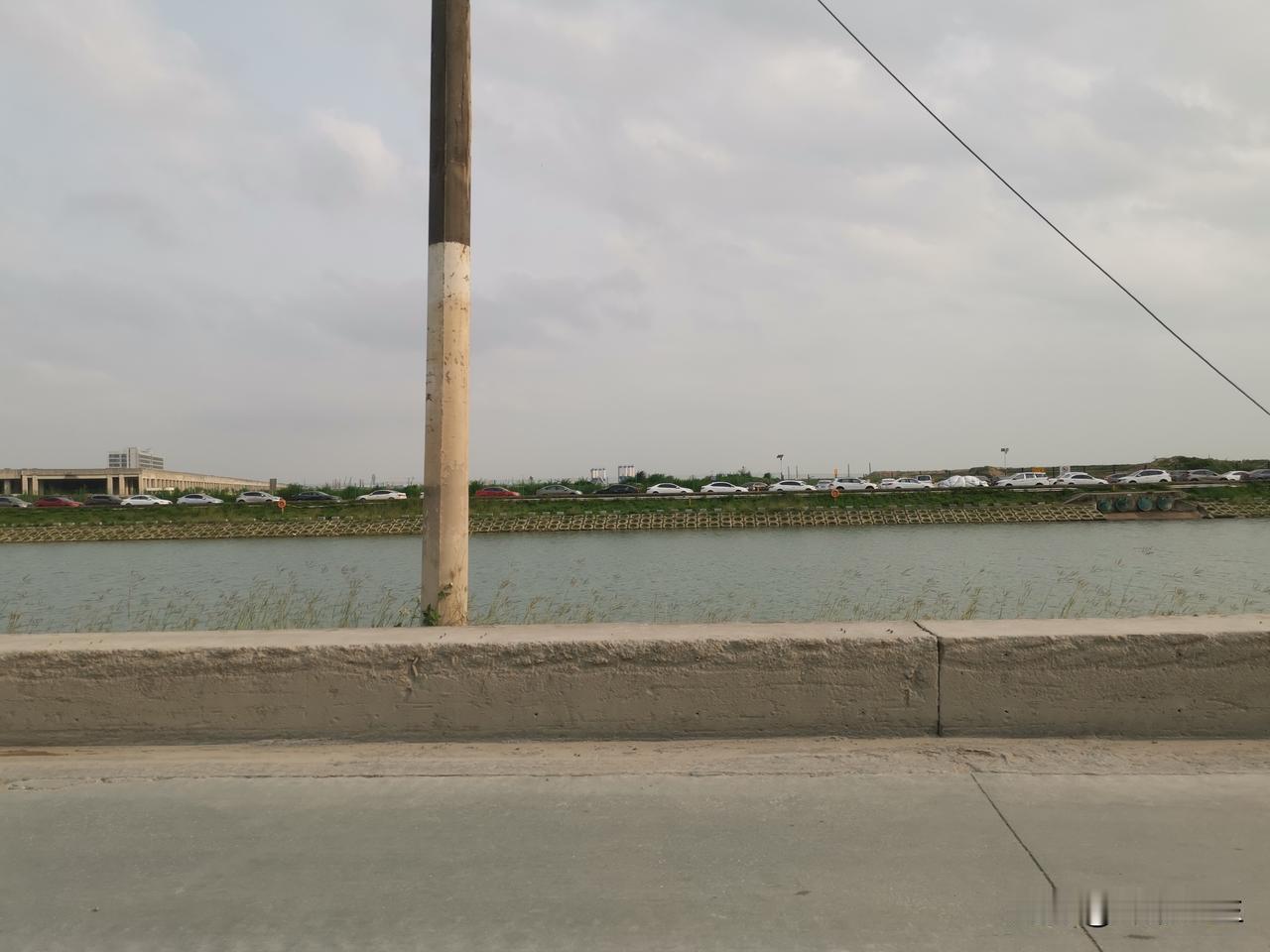 在深圳福永，停车费可是一笔不小的开支。不过要是把车停在福永海鲜市场旁边，一个月能