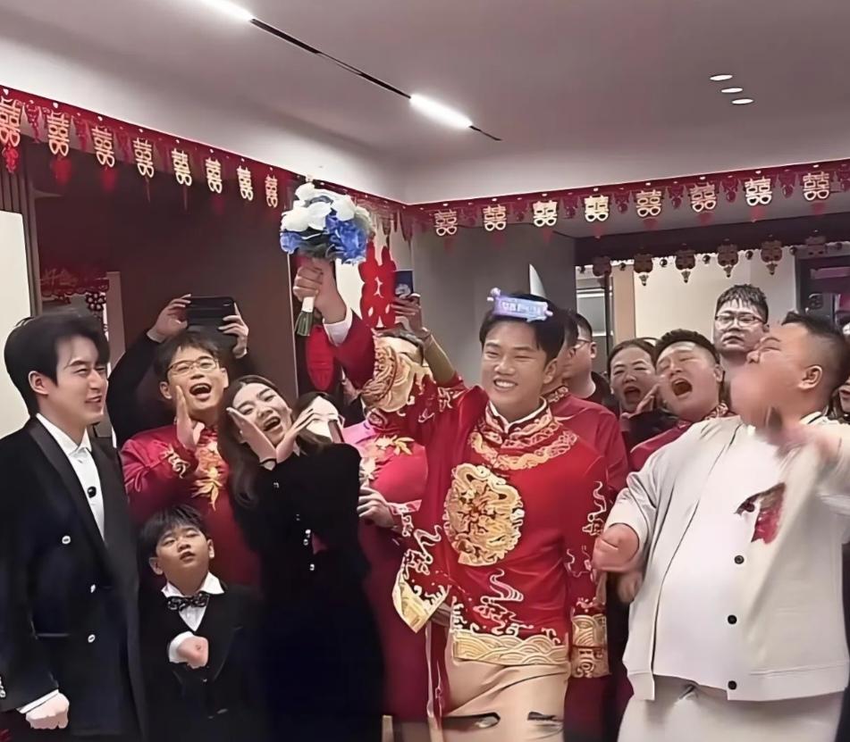 解清帅的婚礼上，有眼尖的网友发现他的大嫂一身黑色衣服，这引发了网友们的讨论，一般