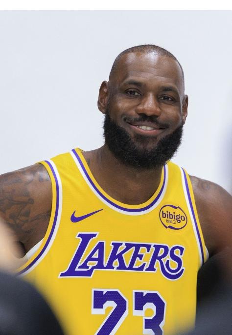 继续呆着不走？詹姆斯表示自己从未考虑过申请交易。。如今沦落到可有可无的地步，但