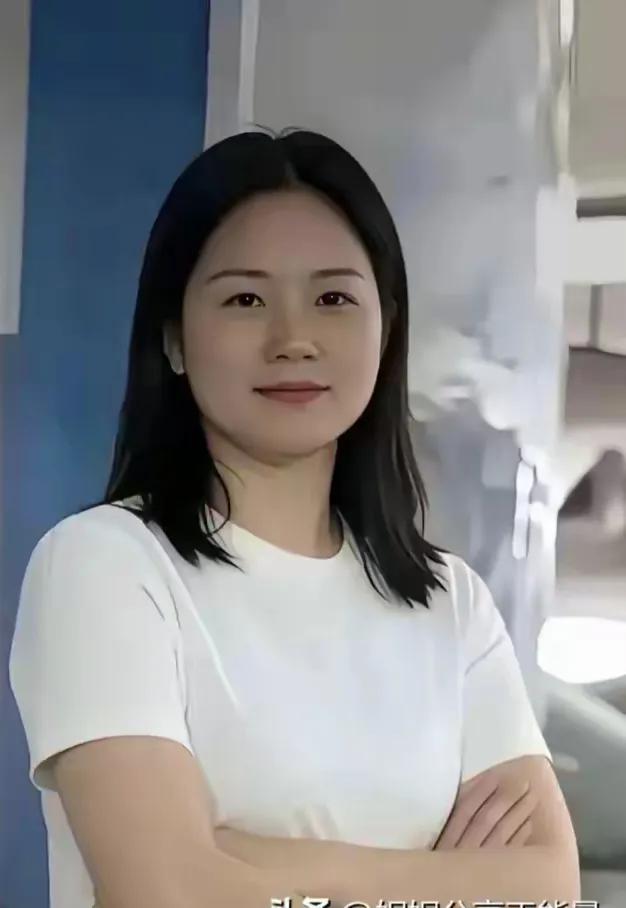 人靓车美。这眉眼，这气质，据说还是副处级领导，那素质绝对杠杠的。这形象，担任