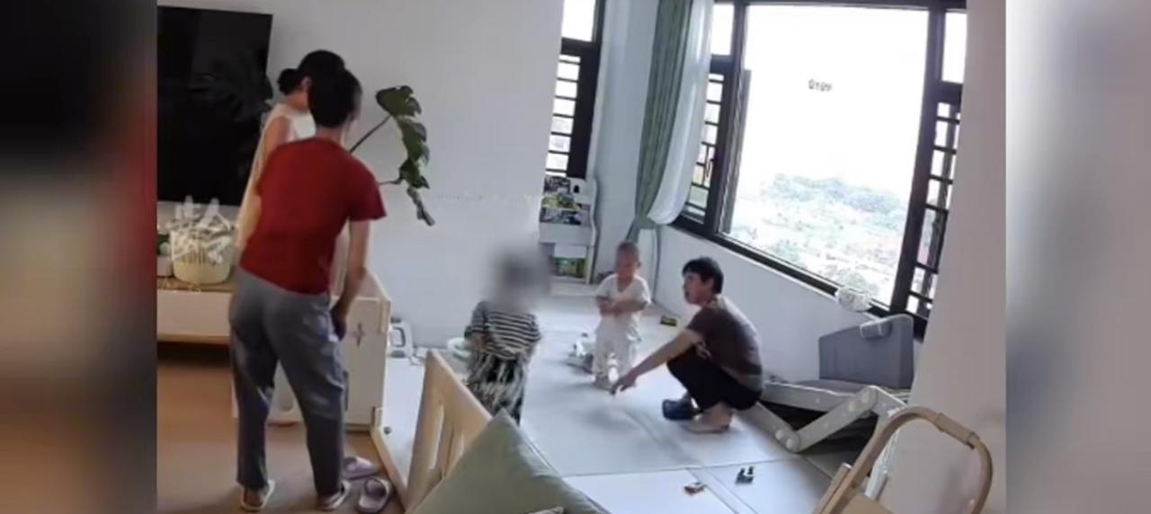 吵翻天！一老人带着孩子去邻居家串门，期间，孩子耍性子大吵大闹，吓坏女邻居的宝宝，