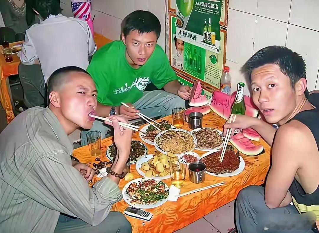 年轻时候的李晨，三个哥们下馆子。另外两个人你知道是谁吗