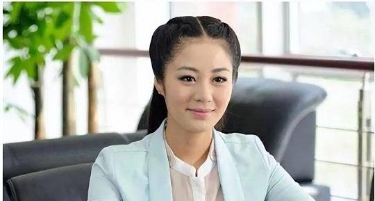 2015年,"王小蒙"不顾赵本山的挽留,执意要嫁给身价过亿的富豪,大婚当天,赵本