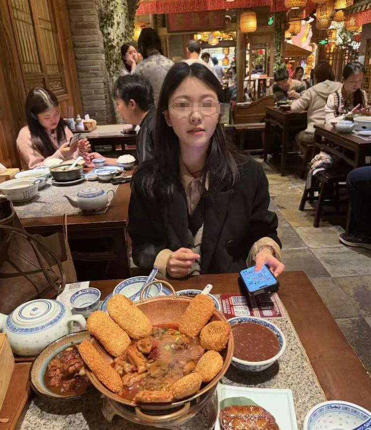 昨天陪表弟去相亲，我在旁边喝茶，全程听了个明白。坐下没两句，表弟先开口。他说我