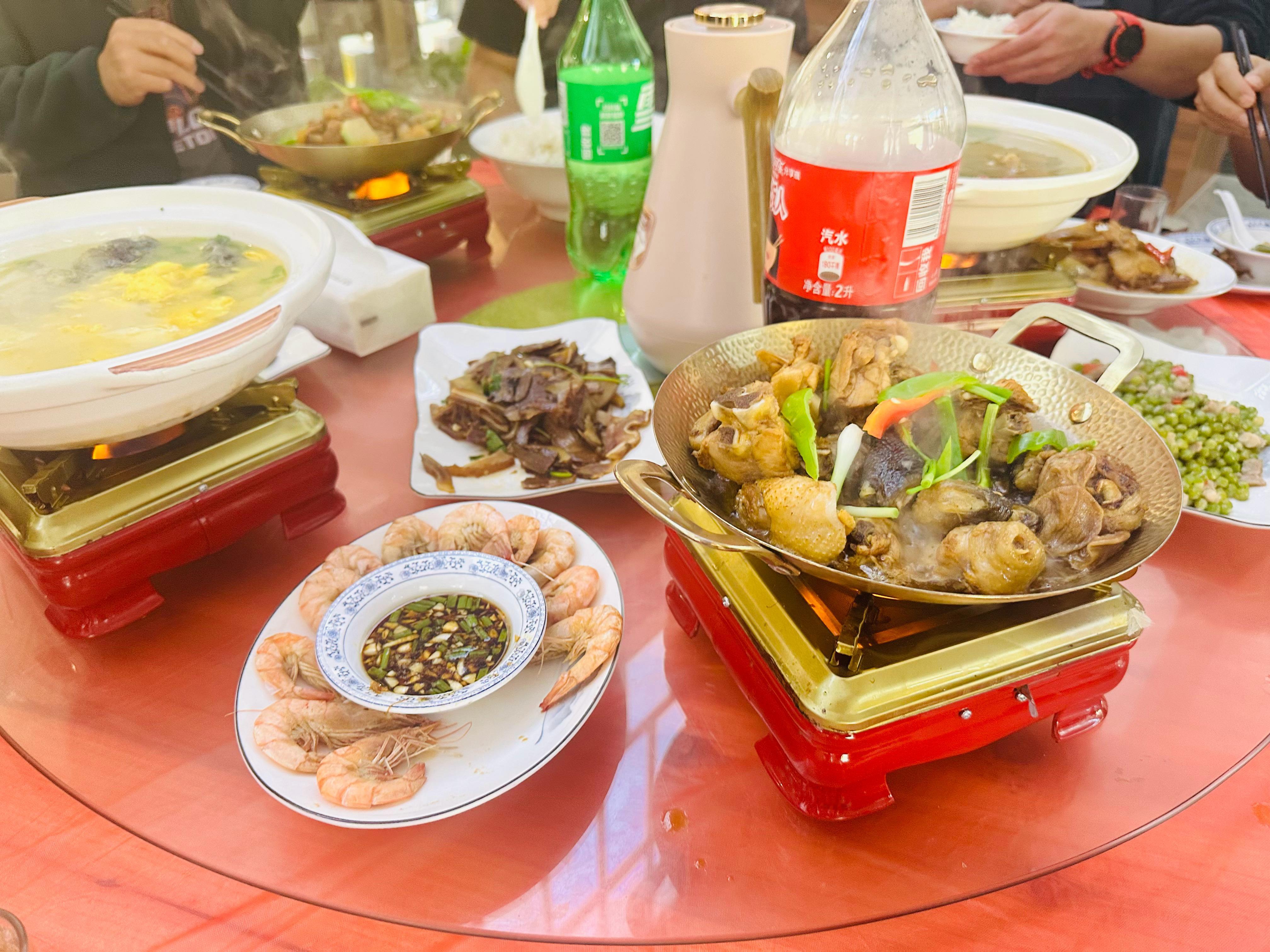 刚在山野间越野完解锁野性快乐，转头就赴一场山林美食之约，鲜气与烟火气都拿捏了！