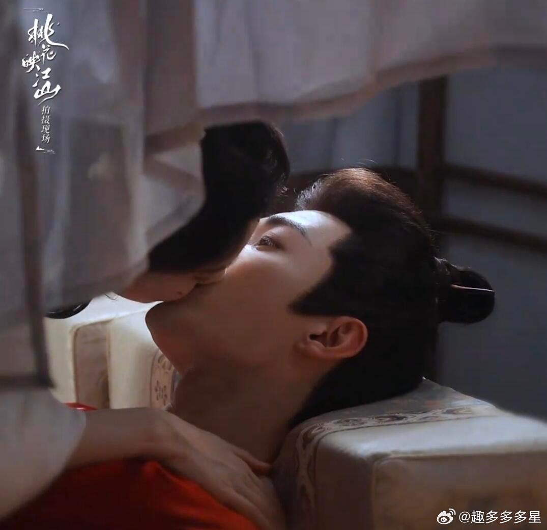 这段看得我人没了相爷，你行不行啊，怎么在下面，看来不是不行，是懒桃花映江