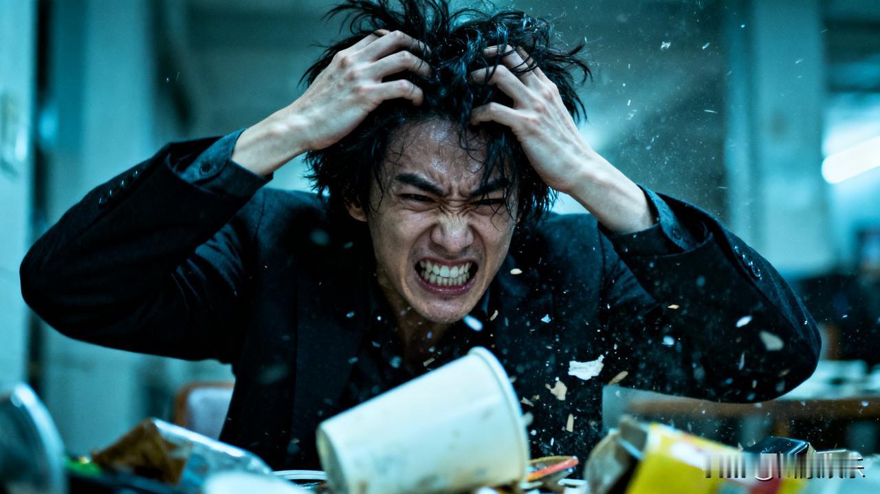 男子求见李嘉诚被拒向公司泼红漆2025年11月4日，一桩闹剧在香港中环长江集