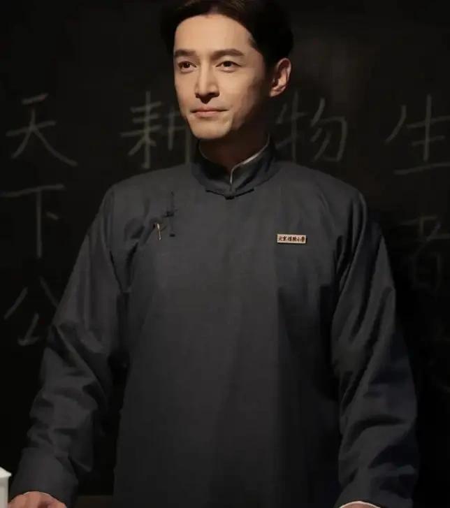 雷佳音凭直觉断定胡歌是特务，为了“抓特务”，他耗了四十年的时间。幸亏他的直觉是