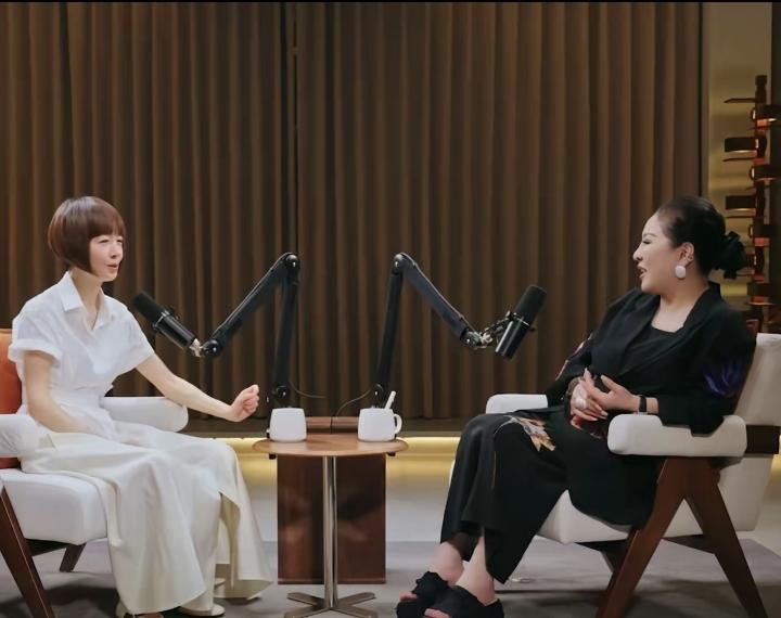 在新一期《陈鲁豫慢谈》中，鲁豫问向太:“未来会和周星驰相逢一笑泯恩仇吗？”向太的
