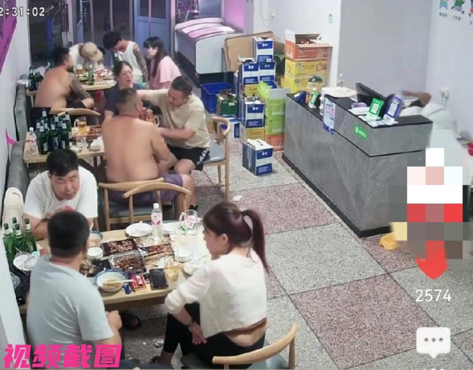 大连有烧烤店在凌晨两点，客人依旧爆满，此刻老板实在是撑不住，在店里支床睡觉了。