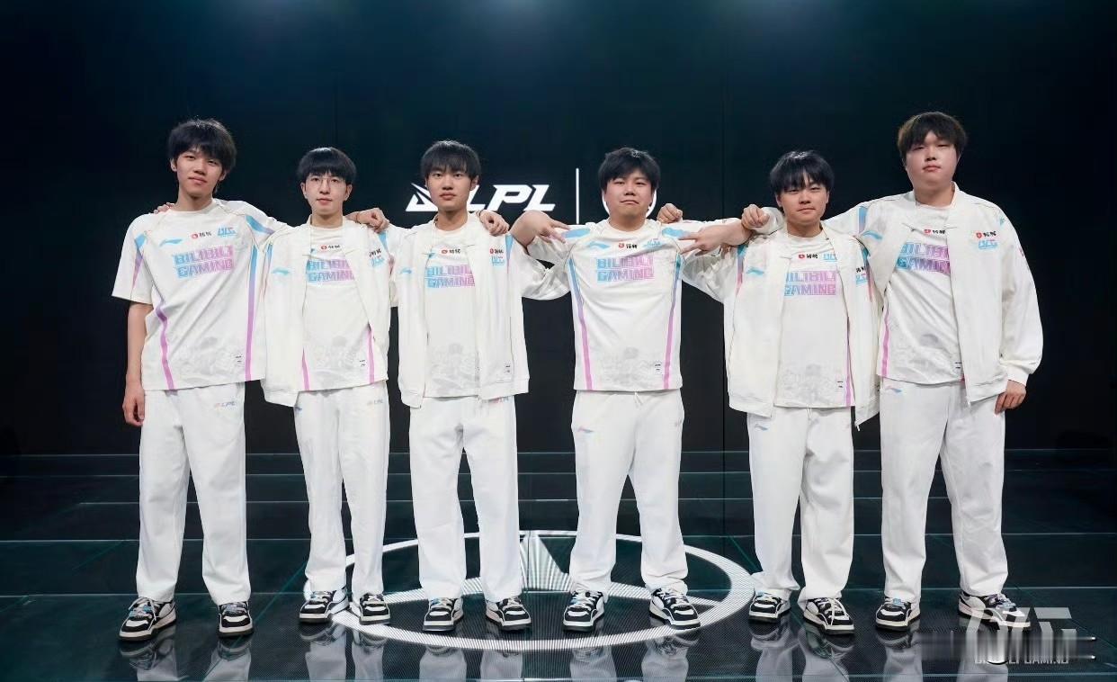 BLG这“两开花”开得稀碎！撸区瓦区全翻车，还连着爆大瓜？最近电竞圈的瓜，