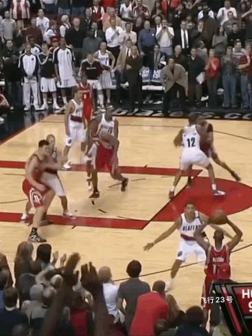 姚明跟文班亚马打球对比图！图一：姚明投绝杀球，被无情防守。图二：文班投绝杀球