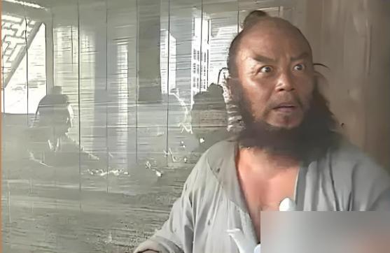 一米八，240斤的“东方大力士”来演李逵，张纪中连连摇头：你这脸不行，太善了。