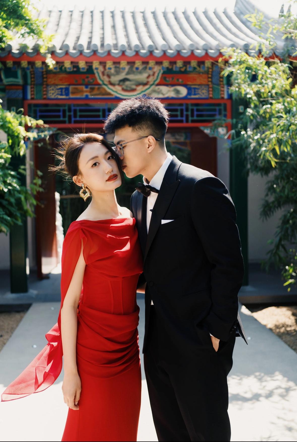 网友曝自己与汪小菲同一天在郡王府举行婚礼，还因汪小菲怕装置外露，导致自己提前说好