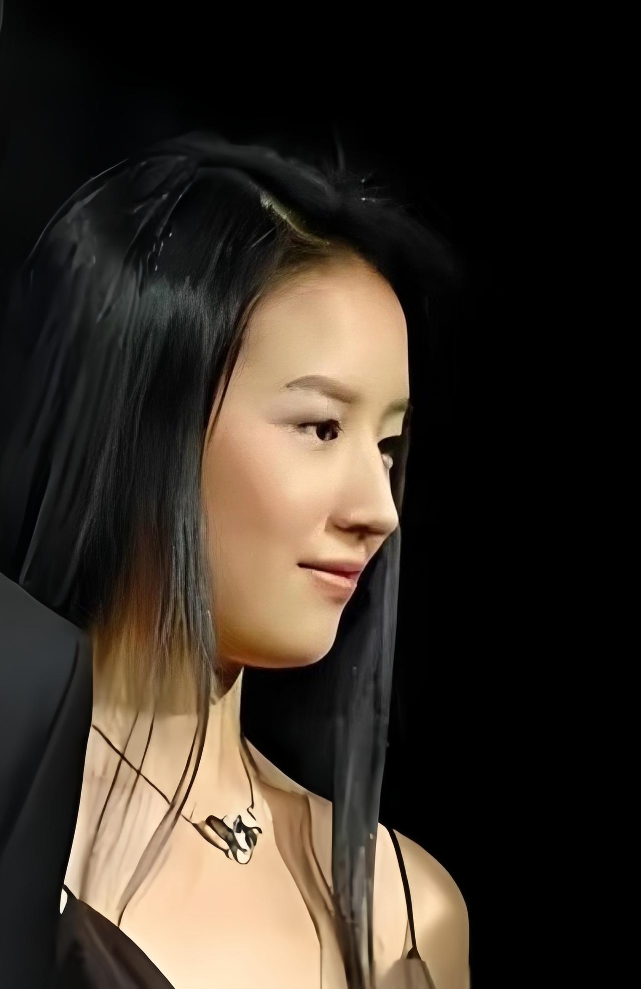 从前总不解，为何在美女如云的娱乐圈，大家独独认定董洁的鼻子是“标杆级”的美——明