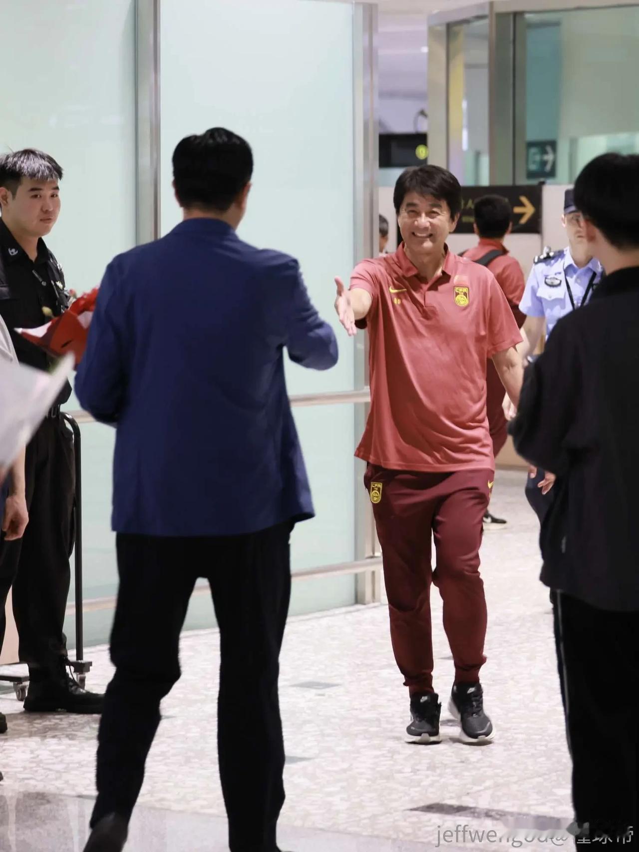中国足协足协主席宋凯亲自接机，浮嶋敏目前不可能下课了，他将继续带队踢完世少赛。昨