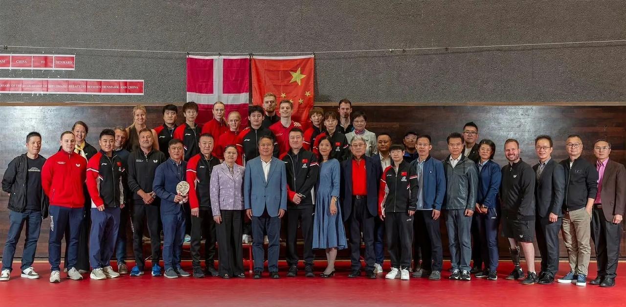 不知道大家发现这个细节没？在中国和丹麦共庆两国建交75周年的乒乓球友谊赛上，在