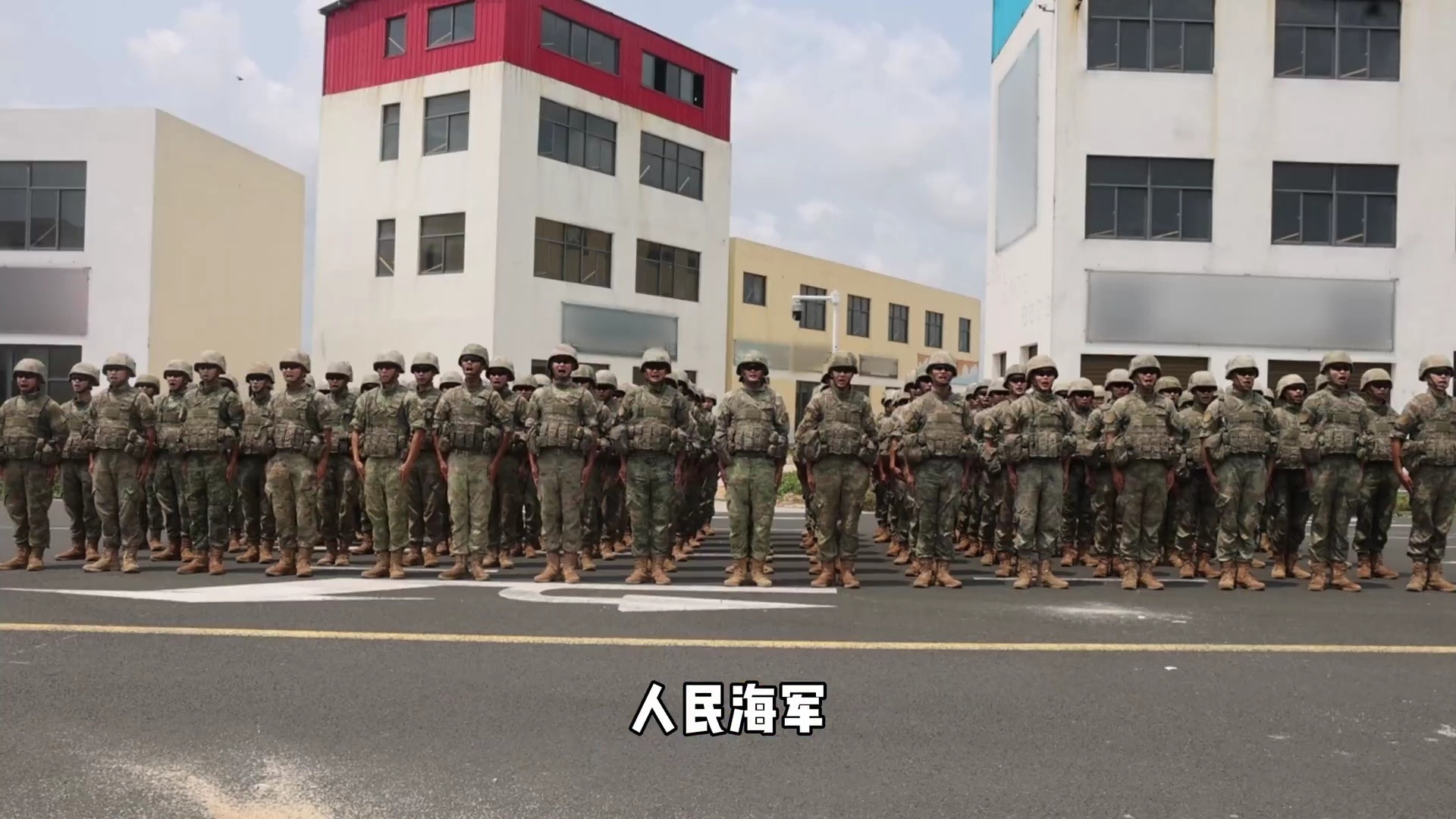 人民海军成立77周年海军陆战队某部在模拟城镇演练，图1还打了码。