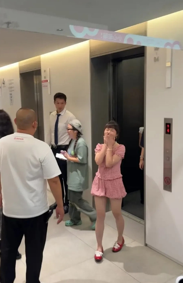 电视上看着一般般，真人巨漂亮。[点赞][点赞][点赞]