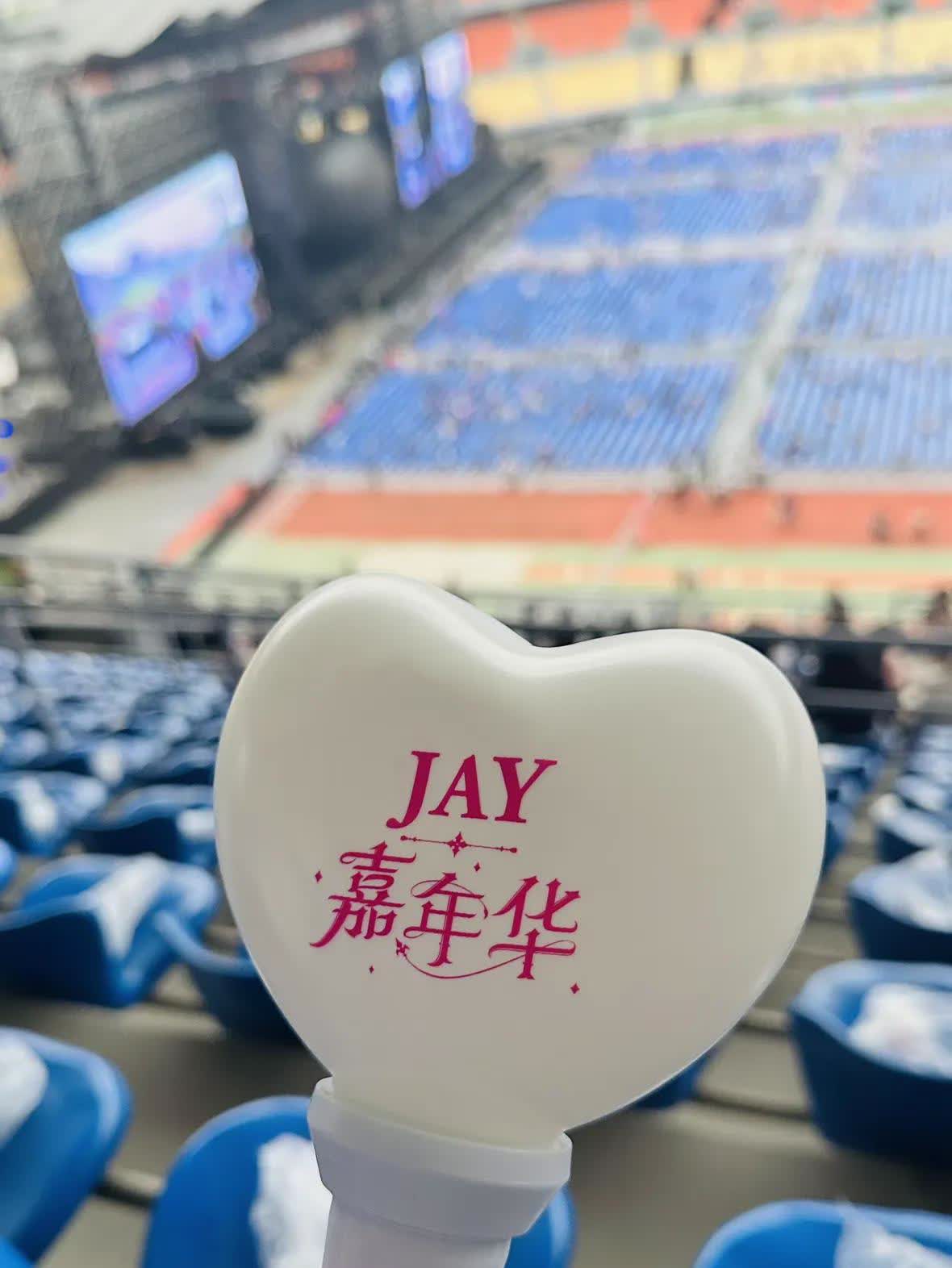 周杰伦香港演唱会现场居然真多空座，难道天王也不行了？就在近日周杰伦香港启德演