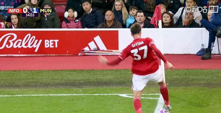 英超联赛裁判也是睁眼瞎，明显没有出底线的球，居然判给曼联一个角球。正是因为这个有