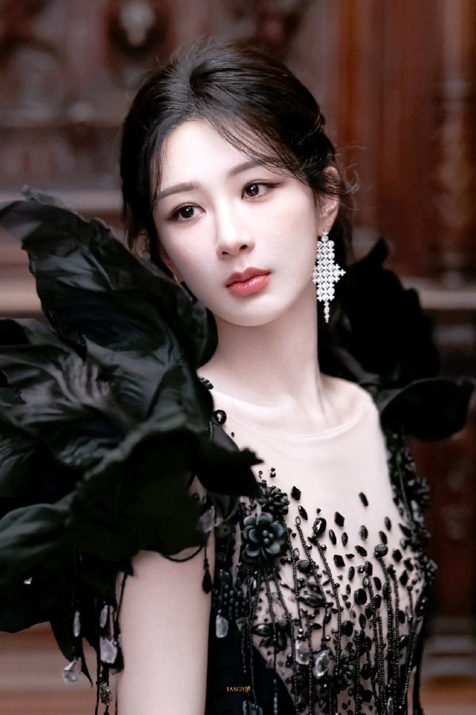 杨紫玉兰花开君再来💜杨紫董竹君听，一颗星星落地作响~你别赤脚在这草地上散步