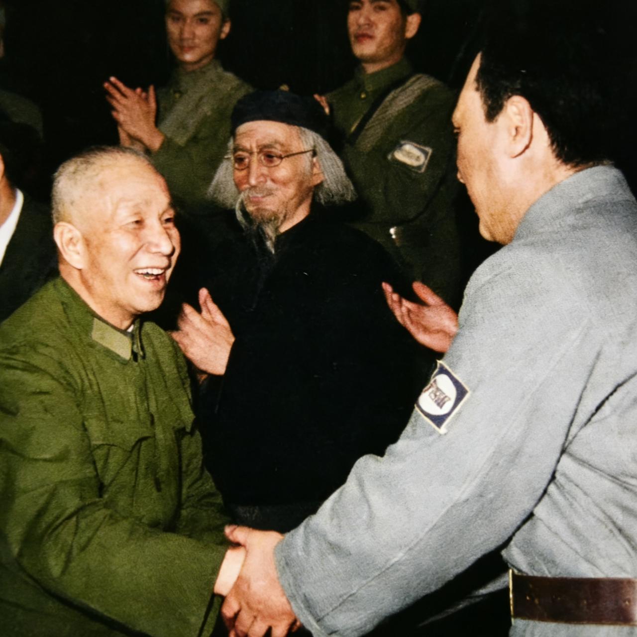 1980年，粟裕大将观看《陈毅出山》话剧节目，同饰演陈毅的演员，一张罕见的合影，