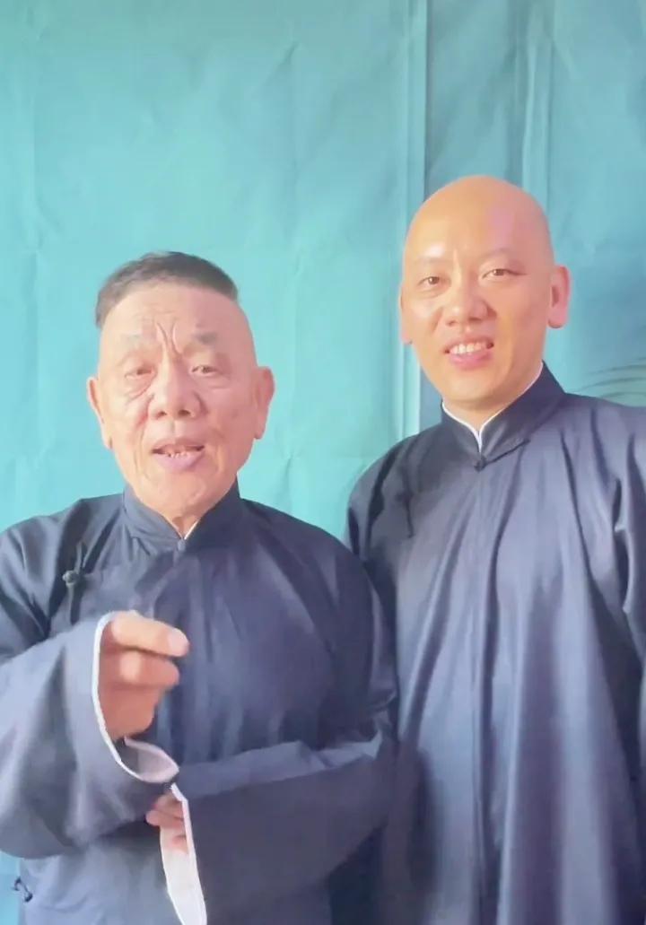 这一家三口挺乐呵。杨进明老了老了没事儿干，现在德云社养老。时不时的参加一下商演