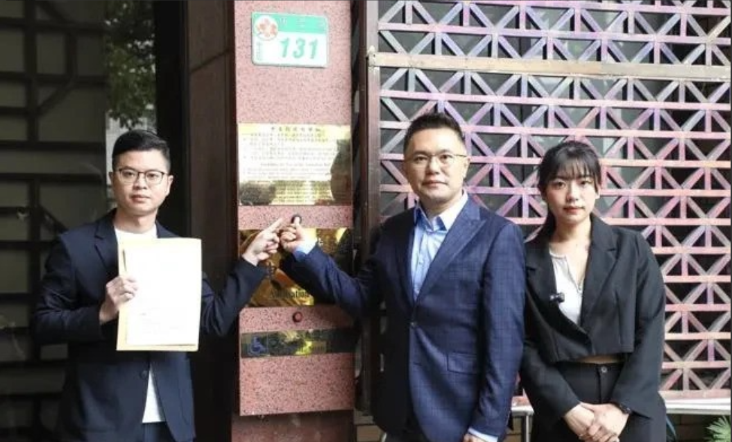民进党现在是装都不装一下，霸王硬上弓，看不惯直接抓人。国民党那个台北市议员张