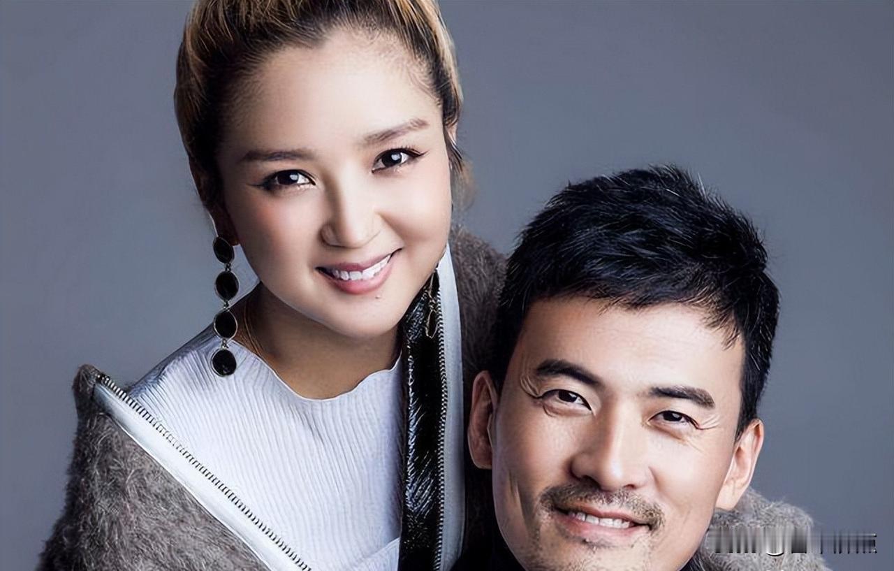 赫子铭直播说“前妻不是妻”，法院判的抚养费八年没交，何洁卖婚戒凑学费。这事不是